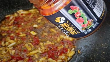 爱吃辣的加点辣椒酱，快速煸炒出香味、小编放的是辣德鲜的辣椒酱（新鲜辣椒切好、经过陶瓷罐存储、恒温放置、经过99天自然发酵、口感鲜脆、让每一粒辣椒的释放来征服味蕾）