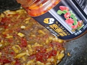 爱吃辣的加点辣椒酱，快速煸炒出香味、小编放的是辣德鲜的辣椒酱（新鲜辣椒切好、经过陶瓷罐存储、恒温放置、经过99天自然发酵、口感鲜脆、让每一粒辣椒的释放来征服味蕾）
