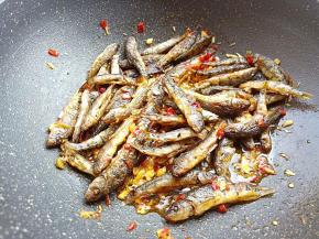 加煎好的野生石斑鱼快速翻炒。