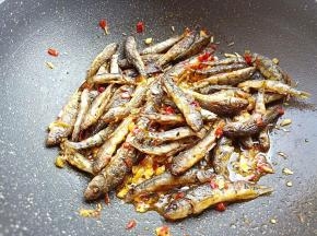 加煎好的野生石斑鱼快速翻炒。