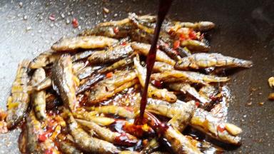 加生抽2勺调色、适量细盐调味。