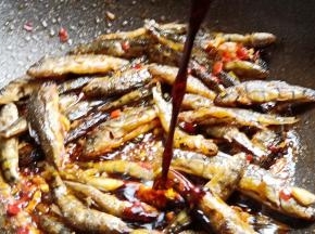 加生抽2勺调色、适量细盐调味。