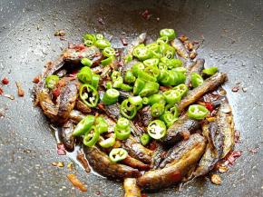 加适量的辣椒圈，不爱吃辣的可以不放。