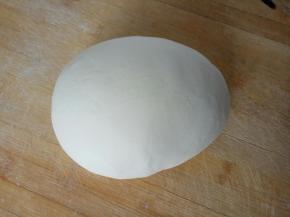 将主材料混合均匀，揉成光滑的面团