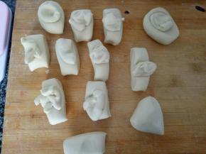 我一次做了12个，手慢的童鞋可以减量做，，将面团分出12个40克的面团，做之前先计划好做什么底色的雪糕，然后再考虑揉入对应颜色的果蔬粉，剩余的白色面团根据所要做的卡通造型揉一些对应颜色的面团，具体重量我没有称，都是大约的！