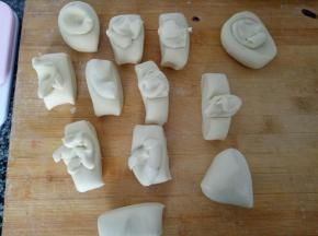 我一次做了12个，手慢的童鞋可以减量做，，将面团分出12个40克的面团，做之前先计划好做什么底色的雪糕，然后再考虑揉入对应颜色的果蔬粉，剩余的白色面团根据所要做的卡通造型揉一些对应颜色的面团，具体重量我没有称，都是大约的！