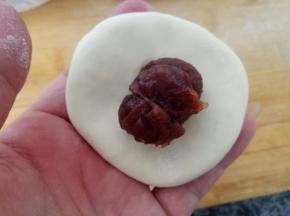 我做了3个白色，3个黄色，3个可可色，2个蓝色，1个黑芝麻的，里面包入豆沙，也可以选择不包