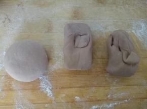 这是3个可可底色的面团