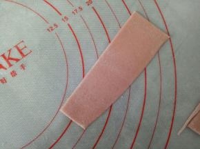 红色面团擀薄片，切宽一点的长条