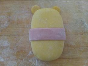 包到面团上，做维尼熊的衣服