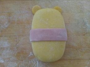 包到面团上，做维尼熊的衣服