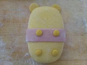 取4个0.5克的面团做维尼熊的四肢