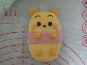 将眼睛眉毛等用黑色面团装饰好