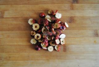 红枣去核切成片，可以直接购买红枣片或者整颗煮。