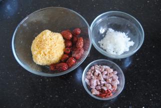 准备好食材，这个季节的新鲜草莓又贵又不好吃，之前买了糖渍草莓干做牛轧糖，正好用上了。