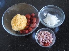 准备好食材，这个季节的新鲜草莓又贵又不好吃，之前买了糖渍草莓干做牛轧糖，正好用上了。