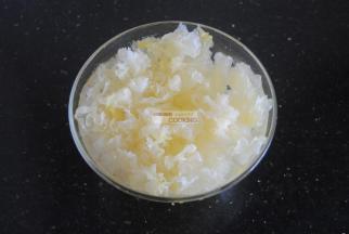 浸泡好的银耳撕成小片清洗挤干2-3次。