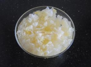 浸泡好的银耳撕成小片清洗挤干2-3次。