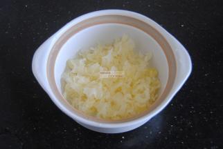 清洗好的银耳挤干水分放进干净的锅内。