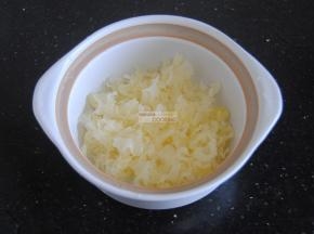 清洗好的银耳挤干水分放进干净的锅内。