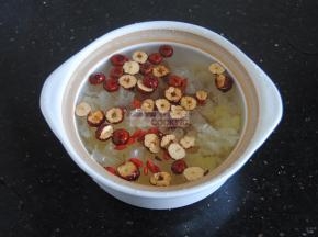 注入适量的纯净水，隔水蒸的和明火熬煮的水量略有不同，要想喝口感粘稠的，隔水蒸大约是食材和水的比例是1：3为佳，明火的则要1：4，因为煮的时候会蒸发水分。