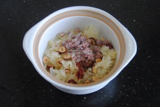 把其余食材全部放入。