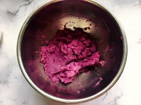 将紫薯去皮，然后放入一个盆子里捣成泥，可以用勺子压，也可以戴手套用手揉搓，不嫌麻烦也可以过筛一遍。