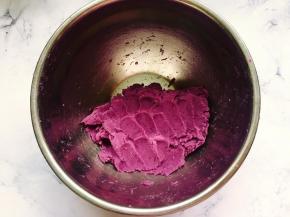 紫薯泥呈细腻的状态即可。