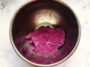 紫薯泥呈细腻的状态即可。