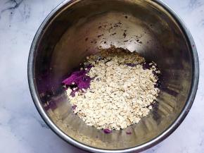 将燕麦片分两次加入到紫薯泥里混合，根据软硬度加入适量的牛奶，紫薯燕麦面团能抱成团，稍微有点粘即可。