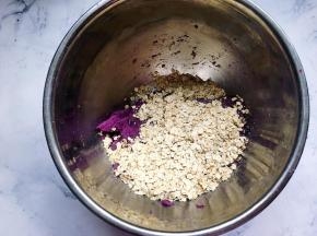 将燕麦片分两次加入到紫薯泥里混合，根据软硬度加入适量的牛奶，紫薯燕麦面团能抱成团，稍微有点粘即可。