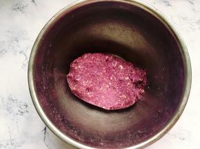 这是和好的紫薯燕麦面团，不干不湿，软硬度正好。