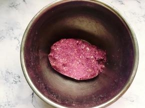 这是和好的紫薯燕麦面团，不干不湿，软硬度正好。