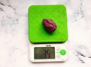 将揉好的紫薯燕麦面团分成35克一个的小剂子，并用手搓圆。