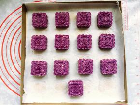 依次把所有的月饼压出花纹，整齐地排入烤盘里。