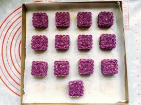 依次把所有的月饼压出花纹，整齐地排入烤盘里。