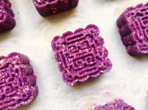 用50克的月饼模具压出漂亮的花纹。