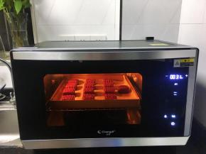 将烤盘放入预热至150度的长帝蒸烤箱最底层，上下火烘烤30分钟。