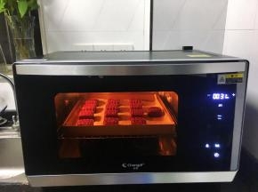 将烤盘放入预热至150度的长帝蒸烤箱最底层，上下火烘烤30分钟。