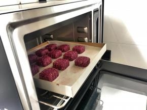 30分钟后，关闭烤箱电源，打开烤箱门，取出烤盘，将紫薯月饼放在烤网上晾凉，彻底冷透后放入保鲜盒密封保存。