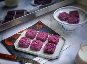 颜值爆表、健康美味的低脂紫薯燕麦月饼就做好了。