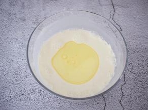 加入玉米油，搅拌均匀
