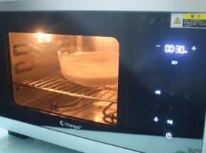 放入长帝蒸汽烤箱，水箱装上水，选择纯蒸功能，温度为110度，时间30分钟