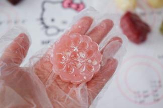 先取一片学厨月饼花片，表面撒上熟粉