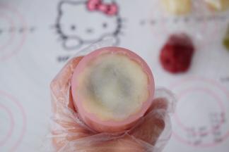 再放入学厨月饼模具中，按压平整