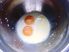 首先将蛋白和蛋黄分离，蛋白放入无油无水的不锈钢盆子里，放置一旁备用，在装了蛋黄的盆子里加入牛奶和玉米油，用手动打蛋器搅打均匀。