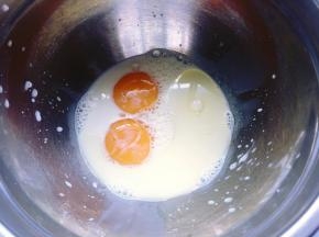 首先将蛋白和蛋黄分离，蛋白放入无油无水的不锈钢盆子里，放置一旁备用，在装了蛋黄的盆子里加入牛奶和玉米油，用手动打蛋器搅打均匀。