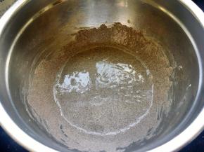 接着将黑米粉、粘米粉和糯米粉混合均匀，过筛后倒入蛋黄液体中，用手动打蛋器搅拌均匀，至光滑细腻的状态。