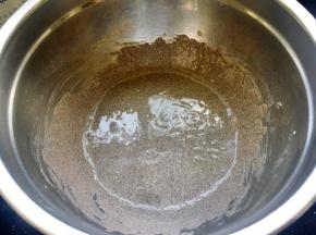 接着将黑米粉、粘米粉和糯米粉混合均匀，过筛后倒入蛋黄液体中，用手动打蛋器搅拌均匀，至光滑细腻的状态。