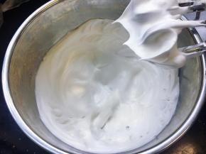 开始打发蛋白，在蛋白中加入几滴柠檬汁，用电动打蛋器打至粗泡状态时加入第一次细砂糖，有纹路出现时再加入第二次细砂糖，一直打发至干性发泡状态，即提起打蛋头尖端有小尖勾。